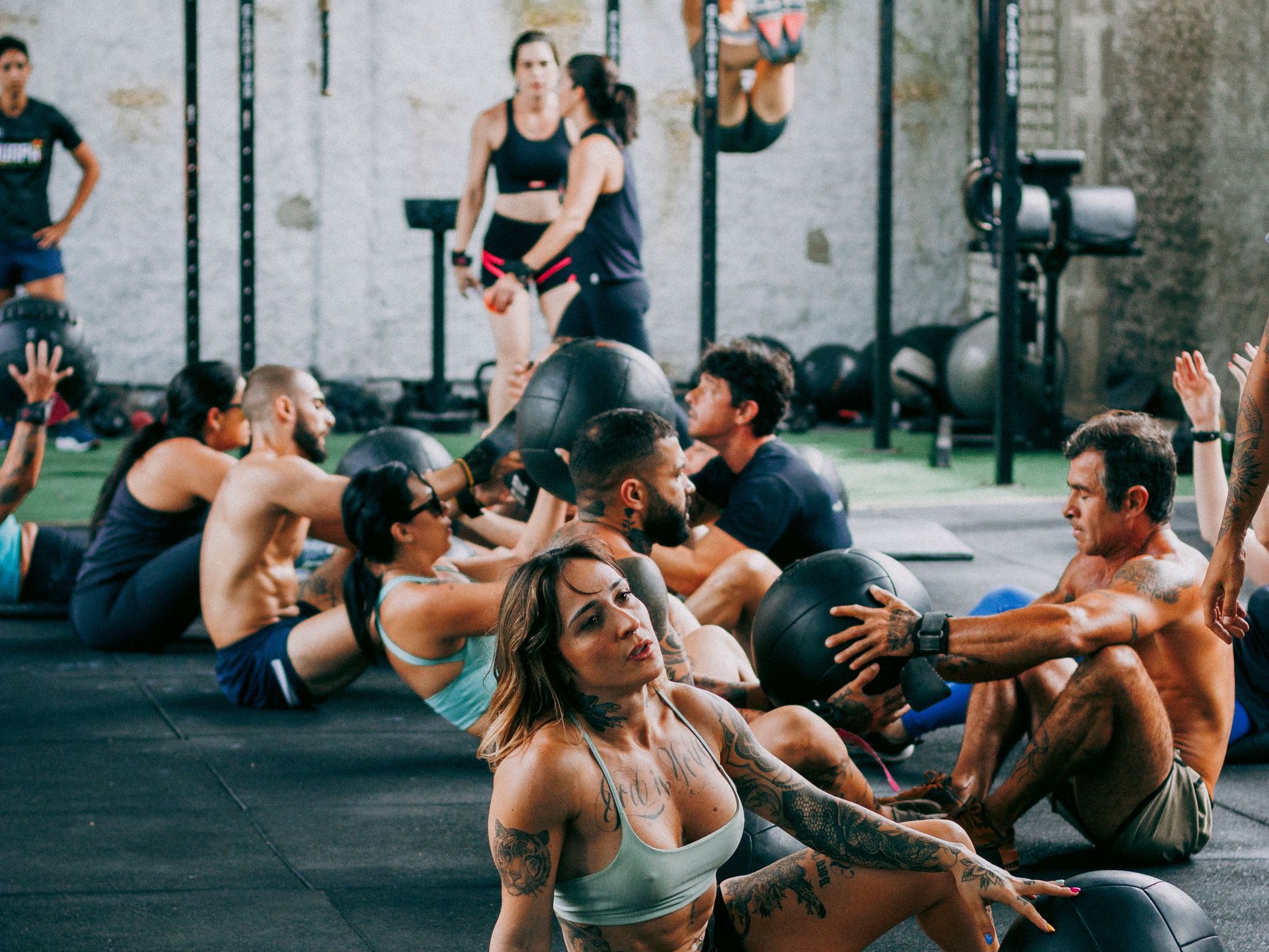 Salle de sport avec coachs et athlètes